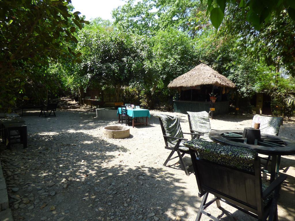 Chitwan Gaida Lodge Саураха Экстерьер фото